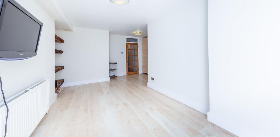 			PRIVATE GARDEN!, 1 Bedroom, 1 bath, 1 reception Flat			 Jamestown Road , CAMDEN